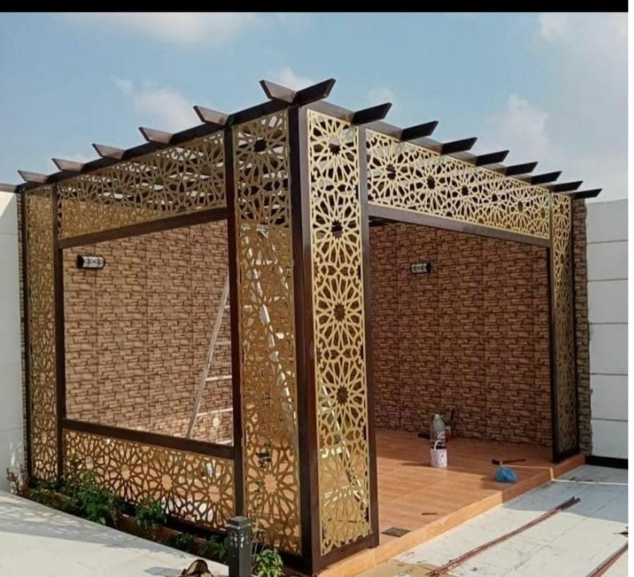 مظلات سواتر برجولات الدمام | حلول متكاملة للمساحات الخارجية

في مدينة الدمام، تتزايد الحاجة إلى مظلات سواتر برجولات الدمام كحلول مبتكرة لتحسين المساحات الخارجية، مع توفير الحماية من الشمس والعوامل الجوية المتغيرة. توفر هذه الأنظمة الحديثة الجودة العالية والتصاميم التي تتناغم مع البيئة العمرانية المحلية، مما يجعلها الخيار المثالي للمنازل، المدارس، الحدائق، والمستودعات.

افضل مقاول مظلات مدارس الدمام: خبرة وجودة في التنفيذ

عند البحث عن أفضل مقاول مظلات مدارس الدمام، يعد الالتزام بمعايير الأمان والجودة من الأولويات. يتم تصميم المظلات بشكل يتناسب مع بيئة المدرسة، مع مراعاة توفير بيئة مظللة وآمنة للطلاب. يعتمد التنفيذ على استخدام خامات قوية مثل الحديد المجلفن و البولي كربونيت، التي تتحمل الظروف المناخية المتنوعة، خصوصًا في المنطقة الشرقية التي تتميز بارتفاع درجات الحرارة والرطوبة.

مظلات حدائق الدمام | لمسة جمالية وعملية

لأصحاب المنازل والفلل في الدمام، يعد تركيب مظلات حدائق الدمام خيارًا عمليًا لتحويل الحديقة إلى مساحة للاسترخاء والراحة. تم تصميم المظلات لتتناسب مع الحديقة مع استخدام مواد متينة مثل المظلات المتحركة أو الثابتة، لتلبية احتياجات المساحات الخارجية من الجمال والوظيفية في آن واحد.

سواتر مدارس ومنازل الدمام | حماية الخصوصية وأناقة التصميم

تُعد سواتر الدمام عنصرًا أساسيًا في توفير الخصوصية للمنازل والمدارس. تتوفر أنواع متعددة من السواتر مثل الحديدية، الخشبية، وألواح PVC، التي توفر حماية فعالة مع الحفاظ على الجمال البصري. يتم تركيب هذه السواتر بأيدٍ خبيرة لضمان الثبات والمتانة في ظروف مناخية متنوعة، مع الحرص على تناسق الألوان والتصاميم.

برجولات جلسات خارجية الدمام | رفاهية في الهواء الطلق

تم تصميم برجولات جلسات خارجية الدمام لتوفير تجربة فريدة في الهواء الطلق. سواء كانت بجوار المسابح أو في الفناء الخلفي للمنازل، توفر هذه البرجولات ظلًا أنيقًا وراحة تامة للجلوس. يُمكن تجهيزها أيضًا بأضواء مخفية أو ستائر جانبية لإضافة لمسة جمالية وتجربة مريحة طوال العام.

غرف سندويش بنل الدمام | مثالية للمنشآت المؤقتة والدائمة

تُستخدم غرف سندويش بنل الدمام في تطبيقات صناعية وتجارية متعددة. تمتاز بسهولة التركيب وقدرتها على عزل الحرارة والصوت بشكل فعال. تُستخدم هذه الغرف في مواقع العمل، المستودعات، أو كملاحق للمشاريع الخاصة، مما يجعلها خيارًا عمليًا ومرنًا.

هناجر مستودعات الدمام | متانة تلبي احتياجات التخزين

عند البحث عن مقاول هناجر مستودعات الدمام، يجب التأكد من جودة التنفيذ ومراعاة احتياجات التخزين. تصميم الهناجر يعتمد على المعايير الحديثة، ويشمل التهوية، الإضاءة، وسهولة الوصول. تُستخدم في هذه الهياكل مواد مقاومة للصدأ والتآكل، مما يضمن طول العمر التشغيلي وقدرة التحمل لأوقات طويلة.

مظلات وسواتر الخبر والقطيف | تصميمات عصرية تناسب جميع الاستخدامات

تشهد مدينتا الخبر و القطيف توسعًا عمرانيًا ملحوظًا، مما جعل مظلات سواتر الخبر والقطيف من الضروريات التي تضيف قيمة جمالية وتوفر الحماية للمساحات الخارجية. يتم تركيب هذه الهياكل في المدارس، المجمعات التجارية، وفي الأسطح المكشوفة، لتوفير الظل والحماية، مما يعزز المظهر العام للمكان.

افضل مقاول مظلات مدارس الخبر والقطيف | تنفيذ بمعايير هندسية

إذا كنت تبحث عن أفضل مقاول مظلات مدارس الخبر والقطيف، فلابد أن يكون المقاول على دراية تامة بمعايير وزارة التعليم واحتياجات المدارس الخاصة والعامة. تُنفذ المظلات باستخدام خامات مقاومة للتلف، وتراعي الأمان وتحمل الظروف الجوية المختلفة. تقدم الشركات المتخصصة في تركيب المظلات خيارات متنوعة تلبي احتياجات مدارس المنطقة.

مظلات وسواتر القطيف | مقاومة للحرارة والرطوبة

يتطلب الطقس الساحلي في القطيف استخدام مظلات سواتر مقاومة للحرارة العالية والرطوبة. وقد أظهرت التجارب أن التصاميم التي تم تنفيذها تحت إشراف هندسي توفر عمرًا أطول وأداءً محسنًا، مما يجعلها خيارًا مثاليًا للعديد من المشاريع السكنية والتجارية في المنطقة.

مظلات وسواتر برجولات الشرقية | تكامل في الخدمة

تغطي خدمات مظلات وسواتر برجولات الشرقية جميع مدن المنطقة، بما في ذلك الدمام، الخبر، الجبيل، القطيف، و الظهران. توفر هذه الخدمات حلولًا متعددة ومتنوعة تناسب الأغراض السكنية والتجارية والصناعية، مما يضمن تحقيق التوازن بين الجمال والمتانة في كل مشروع.

التواصل مع مقاول هناجر ومستودعات موثوق

عند اختيار مقاول هناجر مستودعات موثوق، يُفضل التأكد من سجل الشركة في تنفيذ المشاريع، مع ضمان تطابق المشاريع السابقة للمواصفات الفنية المعتمدة. يتم تنفيذ الأعمال ضمن خطط زمنية واضحة، وتُسلّم المشاريع بعد التأكد من مطابقة كافة التفاصيل للمتطلبات المطلوبة، مما يضمن لك أعلى مستويات الجودة والموثوقية.

